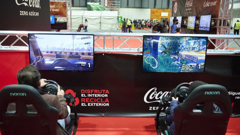 01/06/2022. Un hombre y un niño juegan a un videojuego en la 10ª edición de Juvenalia, en Ifema Madrid, a 4 de diciembre de 2021, en Madrid.