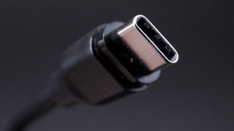 Un cargador de tipo USB-C, que se establecerá como único cargador universal en pequeños dispositivos electrónicos a partir de 2024