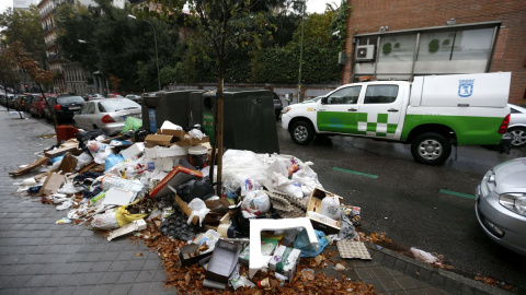 Basura acumulada en unos contenedores de Madrid en una foto de archivo. EFE