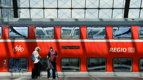 Dos personas esperan un tren regional en la Estación Central de Berlín después de que Alemania aprobase una tarifa plana de transporte público para bajar el consumo de carburantes y hacer frente a la crisis.