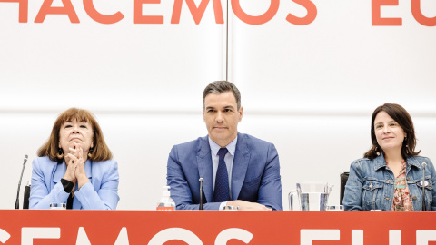 La presidenta del PSOE, Cristina Narbona; el presidente del Gobierno y secretario general del PSOE, Pedro Sánchez y la vicesecretaria general del PSOE, Adriana Lastra, en una reunión de la Ejecutiva Federal del PSOE en la sede socialista de
