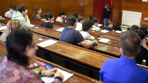 Varios alumnos en un aula de la Facultad de Derecho el día que da comienzo las pruebas de acceso a la universidad del año 2022, en la Facultad de Derecho de la Universidad Complutense de Madrid.