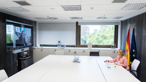 La vicepresidenta primera y ministra de Asuntos Económicos, Nadia Calviño, durante su intervención por videoconferencia en el curso de la UIMP.