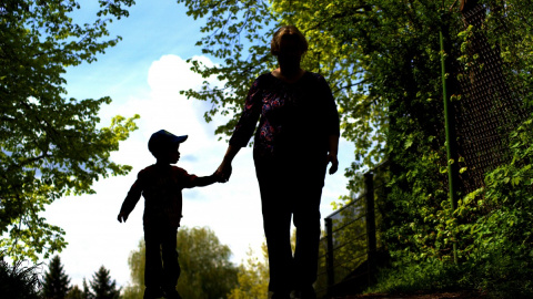 15/02/2017-La gran mayoría de las mujeres que vieron alteradas sus expectativas laborales por asumir la crianza de sus hijos no pueden acceder a los pluses diseñados para compensar ese hándicap en sus pensiones.