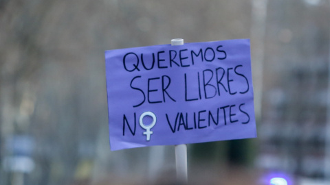 Una pancarta en una manifestación por el 8M, Día Internacional de la Mujer, desde la plaza de Atocha hasta la de Colón, a 8 de marzo de 2022, en Madrid (España).