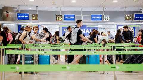 Pasajeros esperan en los mostradores de facturación de Ryanair, el día 1 de julio, en la Terminal 1 del Aeropuerto Adolfo Suárez Madrid Barajas, en Madrid.