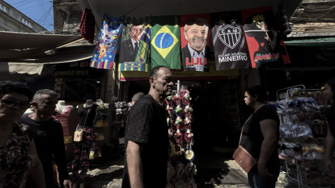 Toallas con fotografías del presidente brasileño Jair Bolsonaro (izquierda) y el expresidente brasileño Luis Inácio Lula da Silva están a la venta en una tienda del mercado callejero de Saara, en el centro de la ciudad de Río de Janeiro, Br