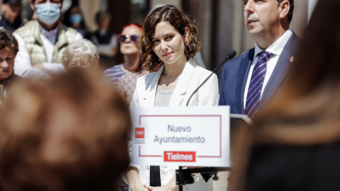 La presidenta de la Comunidad de Madrid, Isabel Díaz Ayuso y el alcalde de Tielmes, Miguel ángel Barbero, a 26 de abril de 2022, en Tielmes, Madrid.
