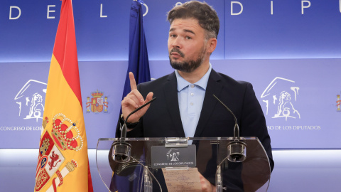 10/05/2022.- El portavoz de ERC, Gabriel Rufián, durante la rueda de prensa previa a la reunión de la Junta de Portavoces que se celebra este martes en el Congreso. EFE/Zipi