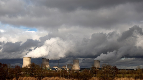 Una vista general muestra las cuatro torres de enfriamiento y los reactores de la planta de energía nuclear de EDF en Cattenom, Francia.