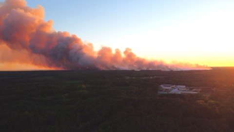 Una vista muestra el humo saliendo de los incendios forestales de Gironde, Francia, el 12 de julio de 2022