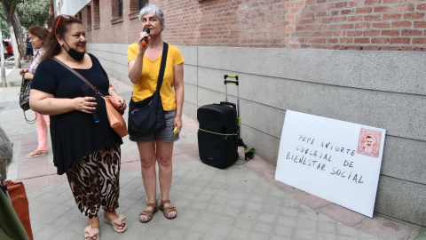 Rosi Santiago (izquierda) durante una protesta en el Área de Familias, Igualdad y Bienestar Social del Ayuntamiento de Madrid para buscar una solución ante su segundo desahucio.