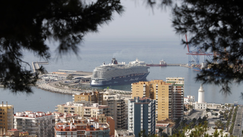 Un crucero, junto a la plataforma en la que iría el rascacielos.