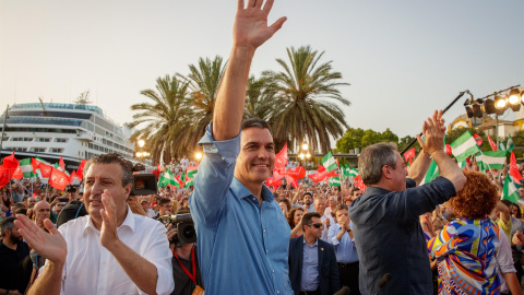 El presidente del Gobierno, Pedro Sánchez, y el candidato del PSOE a la presidencia de la Junta de Andalucía, en el acto de cierre de campaña electoral el pasado viernes 17 en Sevilla.
