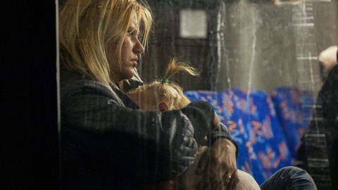 Una mujer abraza a su hijo mientras las personas evacuadas de Mariupol llegan en autobuses a un área de registro y procesamiento para desplazados internos en Zaporizhzhia el 8 de mayo de 2022.