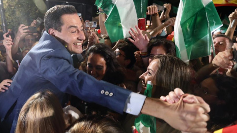 Juanma Moreno, a las puertas de la sede del partido en Sevilla este domingo celebrando su victoria.