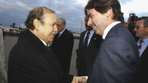 El presidente de Argelia, Abdelaziz Bouteflika, recibe al presidente del Gobierno español, José María Aznar (derecha), a la llegada de Aznar al aeropuerto de Argel el 26 de noviembre de 2003