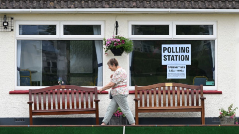 Un votante sale de un colegio electoral en Seaton, en East Devon, en el suroeste de Inglaterra, a 23 de junio de 2022.
