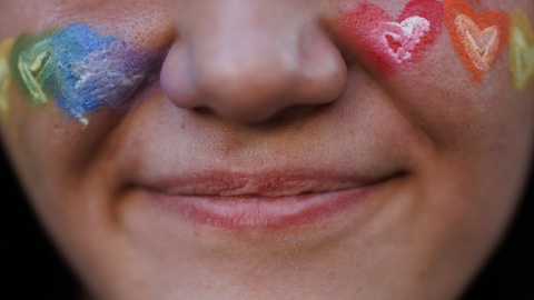 Asistente a las fiestas del Orgullo LGTBI en Madrid, a 1 de julio de 2022.