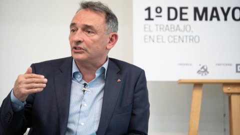 El secretario general del PCE y secretario de Estado para la Agenda 2030, Enrique Santiago, durante una reunión organizada por los sindicatos previa al Primero de Mayo.