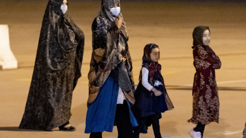 11/10/2021-Varios afganos que llegaron en el primer vuelo con refugiados procedente de Islamabad el 11 de octubre de 2021, en Torrejón de Ardoz (Madrid)