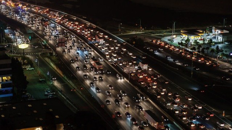 Foto de un atasco de coches en una autovía.