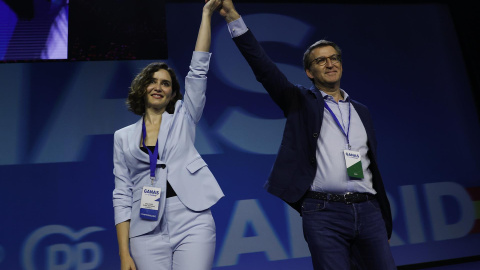 La presidenta del PP de Madrid, Isabel Díaz Ayuso, y el líder del PP, Alberto Núñez Feijóo, en la segunda jornada del Congreso extraordinario del PP de Madrid que se celebra este sábado.