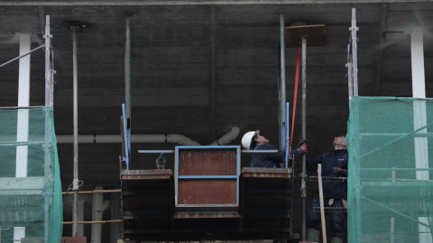 Unos trabajadores, en un edificio en construcción en Valencia. EFE/ Ana Escobar
