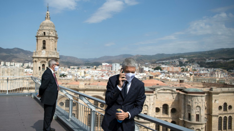 El ministro del Interior de España, Fernando Grande-Marlaska, habla por teléfono durante una conferencia de ministros del Interior de MED5 sobre políticas de migración y asilo en los países mediterráneos de Europa, en Málaga el 25 de septie