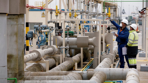 Operarios trabajan en la terminal de gas natural licuado (GNL) de la Zona Franca de Barcelona, España.