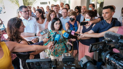 08/07/2022 La ministra de Sanidad, Carolina Darias, que visita diversos recursos sanitarios de la isla de Ibiza, atiende a los medios durante su visita a la Unidad Básica de Salud de Cala de Bou, en Sant Josep, Ibiza.