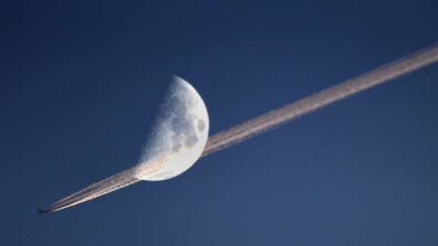 12/05/2022. Vista del cielo desde la República Checa. Un avión cruza delante de la Luna, a 10 de marzo de 2022.
