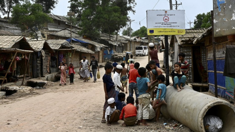Niños refugiados rohingya juegan en una calle del campo de refugiados de Kutupalong en Ukhia, el 27 de marzo de 2022.