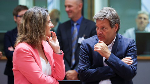 La ministra para la Transición Ecológica, Teresa Ribera , habla con el vicecanciller y ministro alemán de Asuntos Económicos y Acción Climática, Robert Habeck, en la reunión extraordinaria de ministros de energía de la Unión Europea.