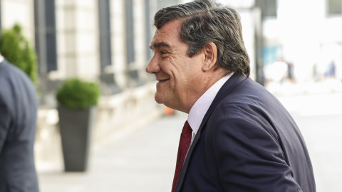 El ministro de Inclusión, Seguridad Social y Migraciones, José Luis Escrivá, a su llegada al Congreso de los Diputados.