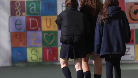 Tres niñas en el patio del colegio, en una imagen de archivo