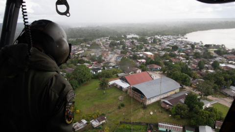 13/06/2022 - Un helicóptero brasileño patrulla una zona del municipio de Atalaia do Norte, estado de Amazonas, Brasil, en dirección al río Itaquaí, en la búsqueda del indigenista desaparecido Bruno Pereira y del periodista Dom Phillips, el
