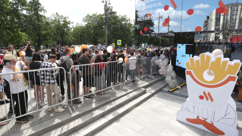 Decenas de personas hacen cola en Moscú para entrar en uno de los primeros Sabroso y punto, el sustituto de McDonald's en Rusia.