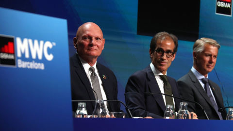 El conseller delegat de la GSMA, John Hoffman, el president de Fira, Pau Relat i el director general de Fira, Constantí Serrallonga, a la presentació de la renovació del contracte del MWC.