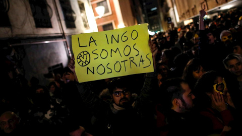 13/11/2019.- Cientos de personas protestan en las inmediaciones del edificio de La Ingobernable en Madrid tras el desalojo de este miércoles. / EFE - DAVID FERNÁNDEZ