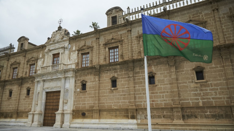 27/07/2022. La bandera ondea en la fachada principal del Parlamento durante el izado de la bandera gitana en el Parlamento andaluz, a 22 de noviembre de 2021..