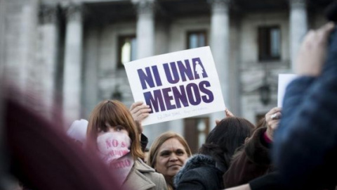 Una mujer levanta un cartel de 'Ni una menos' durante una concentración / EFE / Archivo