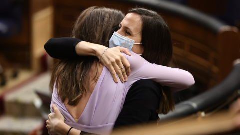 La ministra de Igualdad, Irene Montero (i), abraza a la ministra de Derechos Sociales y Agenda 2030, Ione Belarra, en una sesión plenaria, en el Congreso de los Diputados, a 26 de mayo de 2022, en Madrid