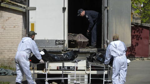 Identificación de cuerpos en Bucha el pasado 29 de abril.