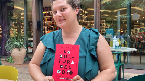 L'escriptora Talia Lavin durant l'entrevista en la seva visita a Barcelona.