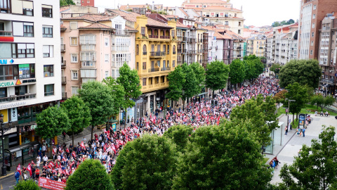 Miles de personas marchan en Santander durante el inicio de la huelga indefinida en el sector del metal de Cantabria, iniciada el pasado 2 de junio.