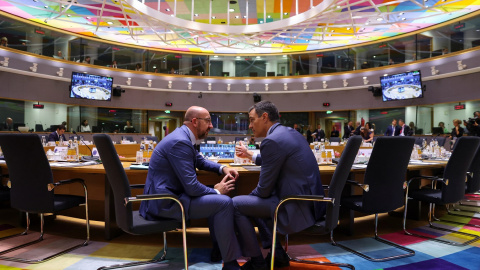 El presidente del Consejo Europeo, Charles Michel, conversa con el jefe del Gobierno español, Pedro Sanchez, antes del comienzo de la cumbre de los líderes de la UE en Bruselas. REUTERS/Johanna Geron