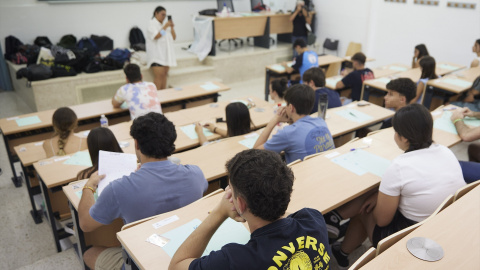 Prueba de Evaluación de Bachillerato para el Acceso y la Admisión en la Universidad en la Facultad de Física, a 12 de julio de 2022 en Sevilla (Andalucía, España).