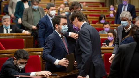 El presidente de la Generalitat, Pere Aragonès, y el primer secretario del PSC, Salvador Illa, hablan durante una sesión plenaria en el Parlament de Catalunya, a 9 de marzo de 2022, en Barcelona.