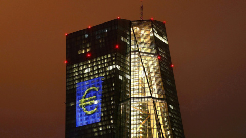 El logo del euro en la fachada del rascacielos donde tiene su sede el BCE en Fráncfort. REUTERS/Kai Pfaffenbach